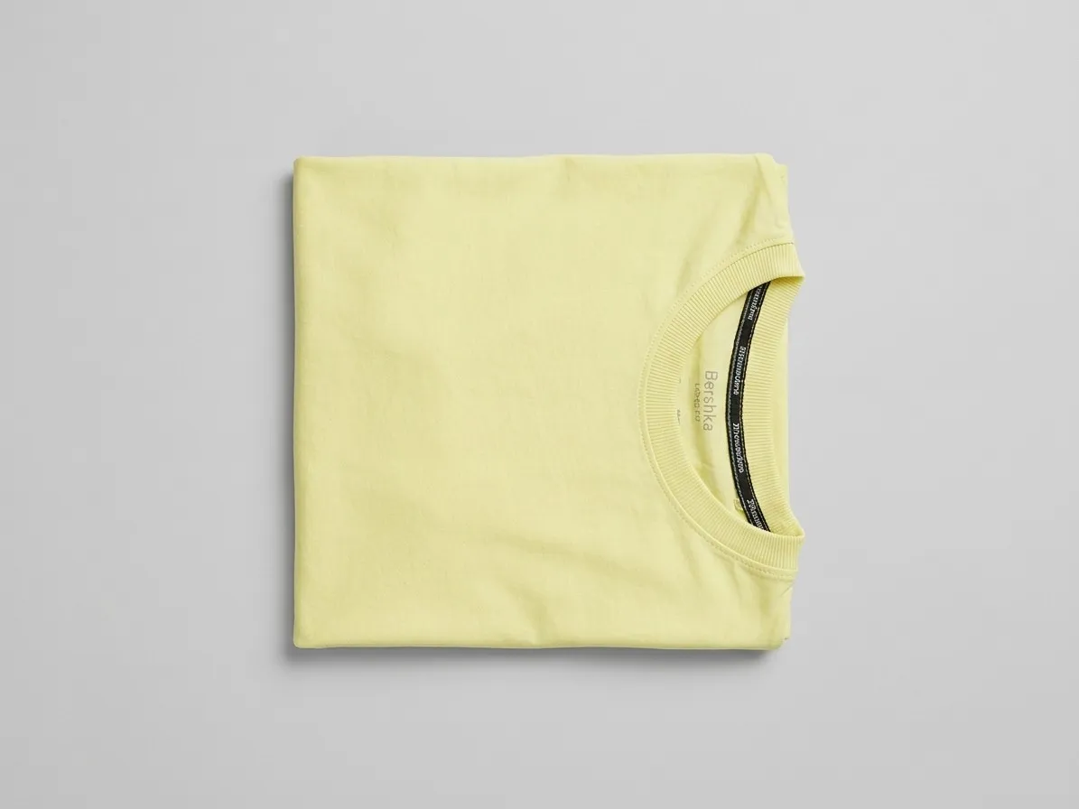 Bershka camiseta lisa amarillo pastel, long fit, doblada