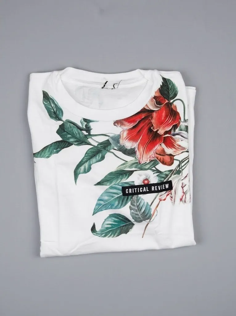 Critical Review camiseta blanca estampado floral, doblada